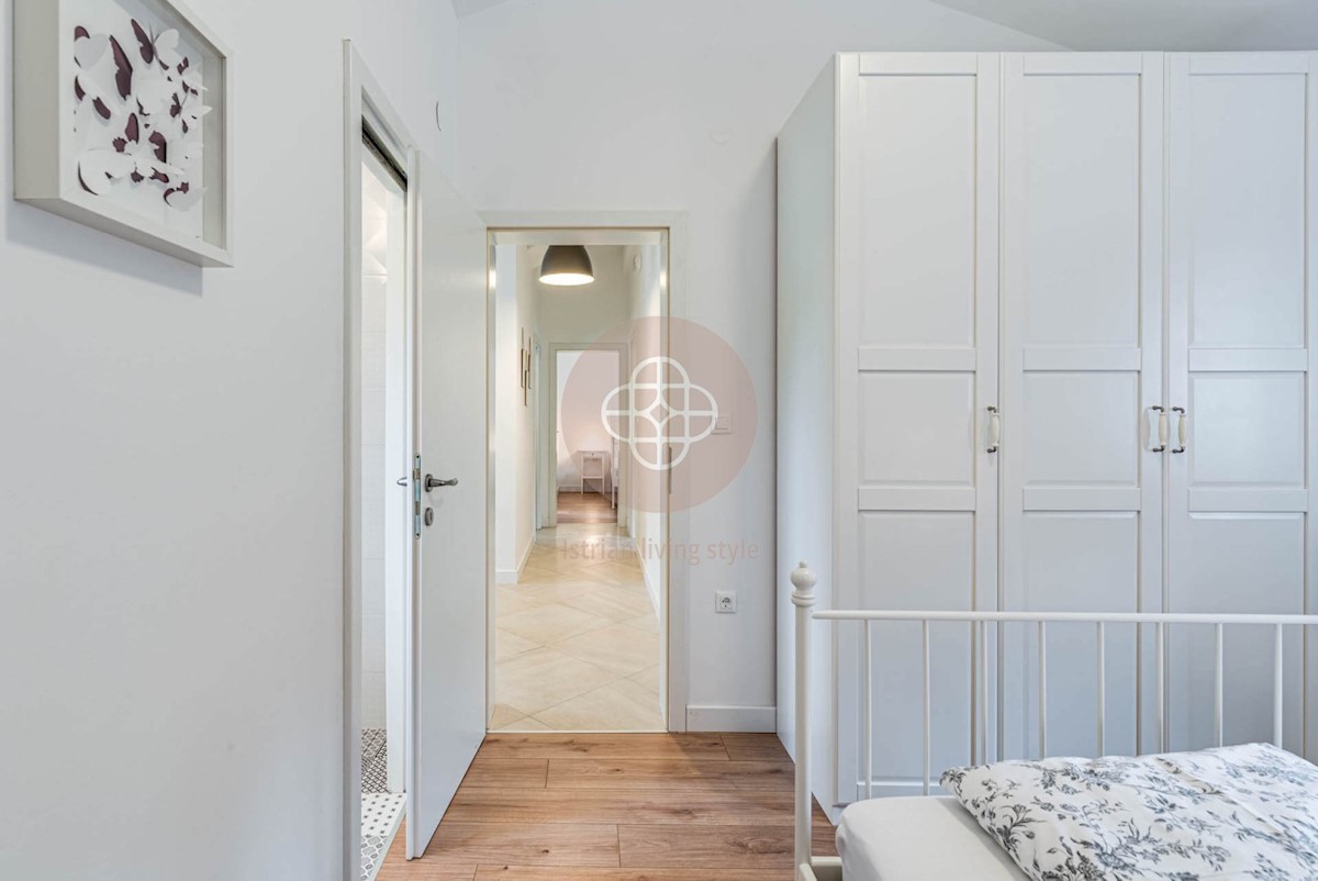 Attraente villa elegante con piscina riscaldata circondata dalla natura