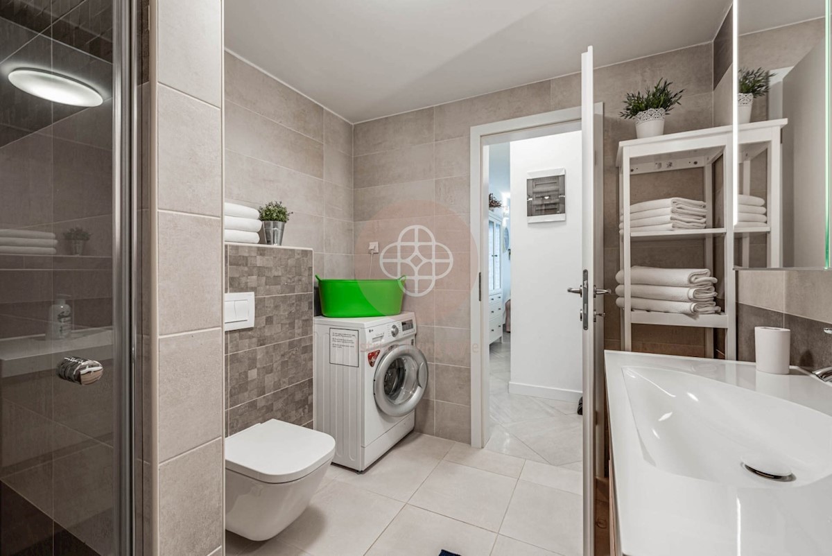 Attraente villa elegante con piscina riscaldata circondata dalla natura