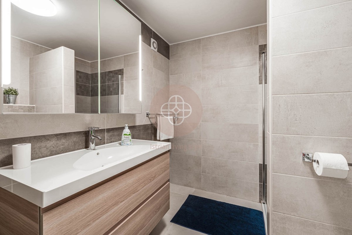 Attraente villa elegante con piscina riscaldata circondata dalla natura