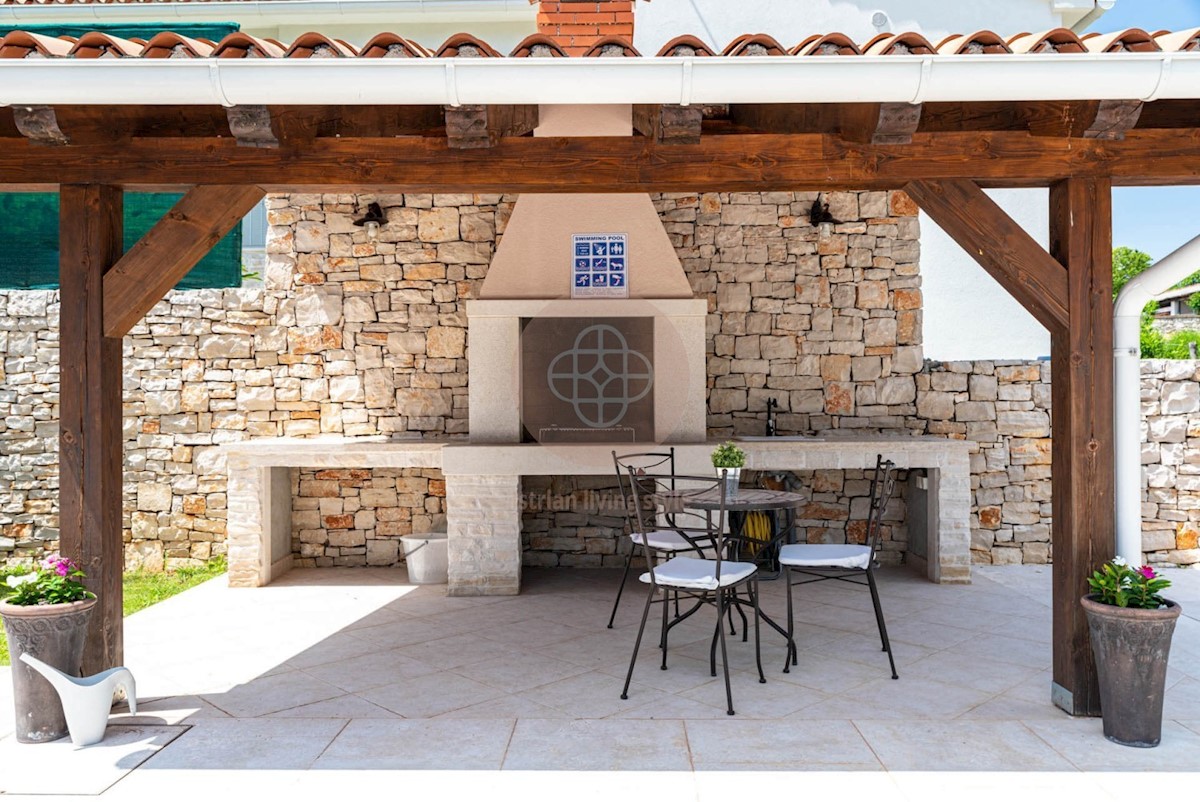 Attraente villa elegante con piscina riscaldata circondata dalla natura