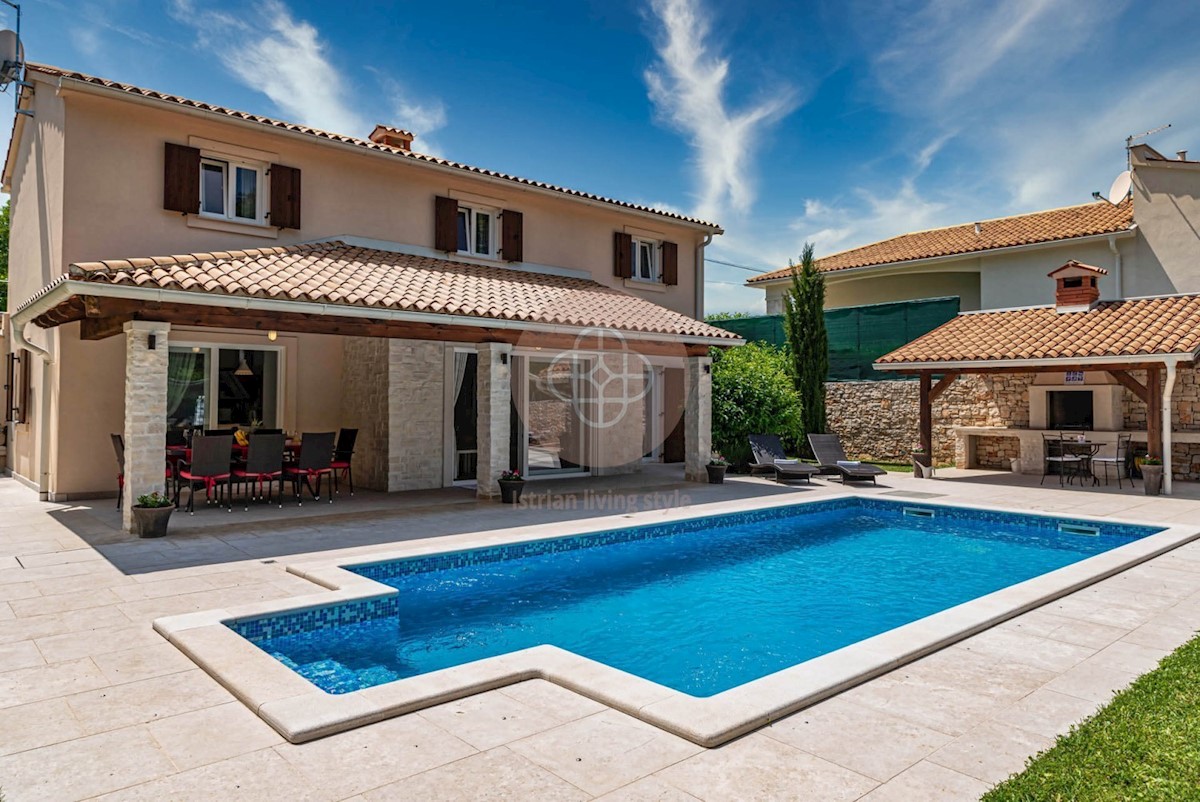 Attraente villa elegante con piscina riscaldata circondata dalla natura