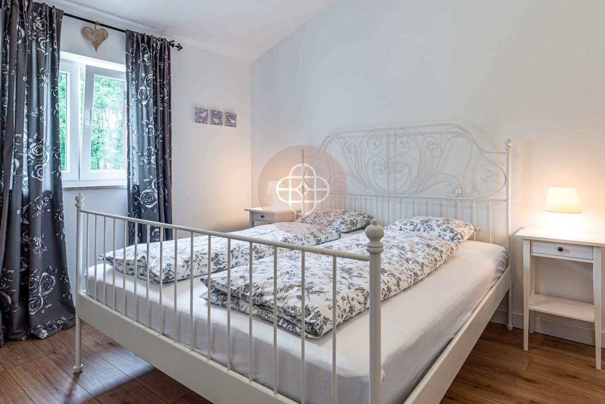 Attraente villa elegante con piscina riscaldata circondata dalla natura