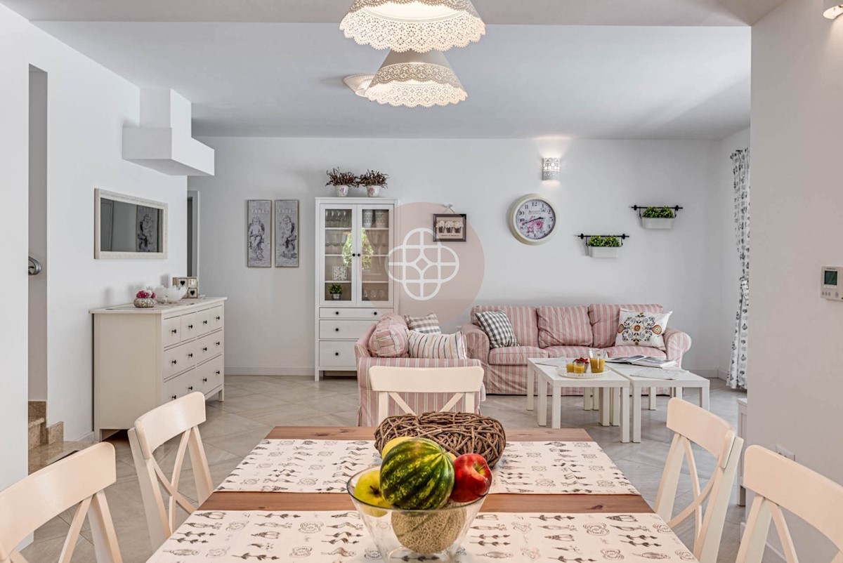 Attraente villa elegante con piscina riscaldata circondata dalla natura