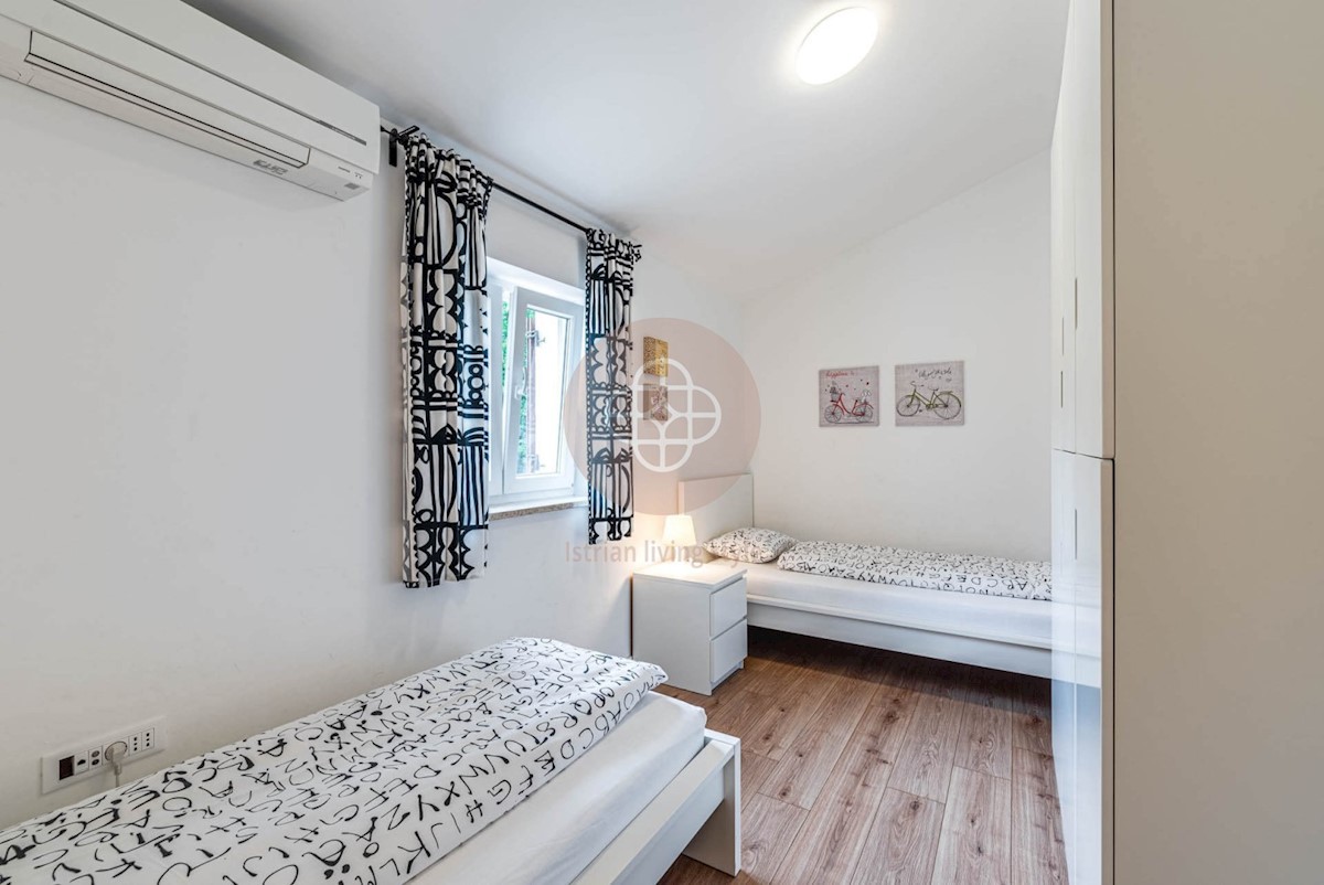 Attraente villa elegante con piscina riscaldata circondata dalla natura