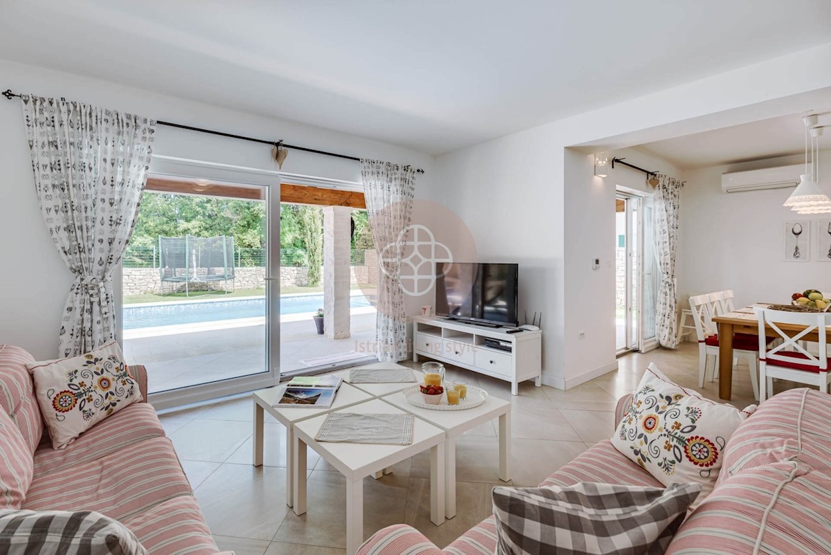 Attraente villa elegante con piscina riscaldata circondata dalla natura