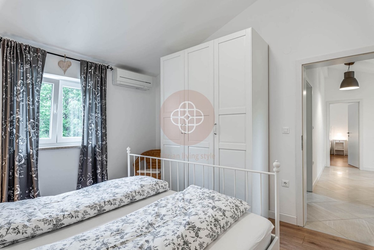 Attraente villa elegante con piscina riscaldata circondata dalla natura