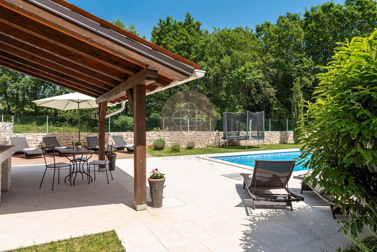 Attraente villa elegante con piscina riscaldata circondata dalla natura