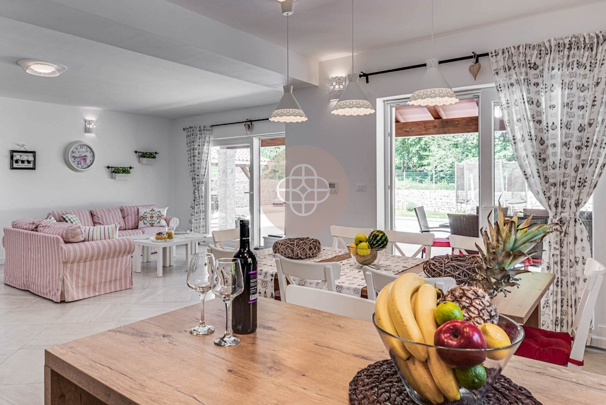 Attraente villa elegante con piscina riscaldata circondata dalla natura