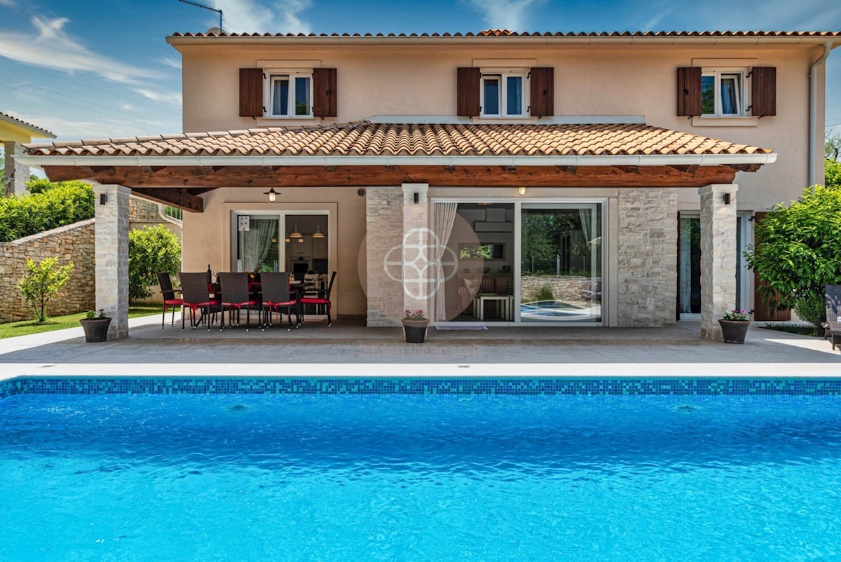 Attraente villa elegante con piscina riscaldata circondata dalla natura