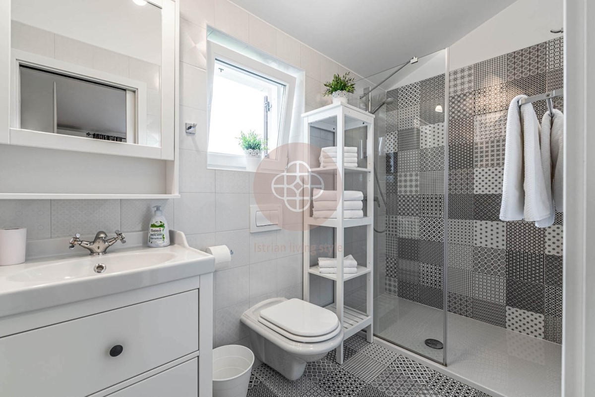 Attraente villa elegante con piscina riscaldata circondata dalla natura