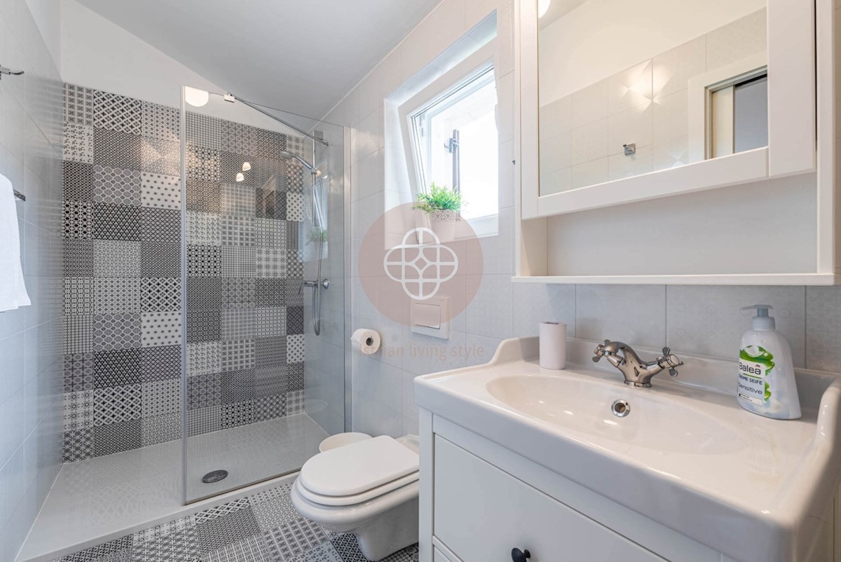 Attraente villa elegante con piscina riscaldata circondata dalla natura