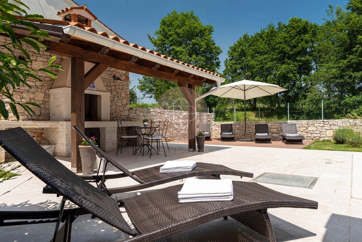 Attraente villa elegante con piscina riscaldata circondata dalla natura