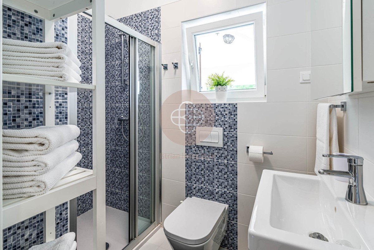 Attraente villa elegante con piscina riscaldata circondata dalla natura