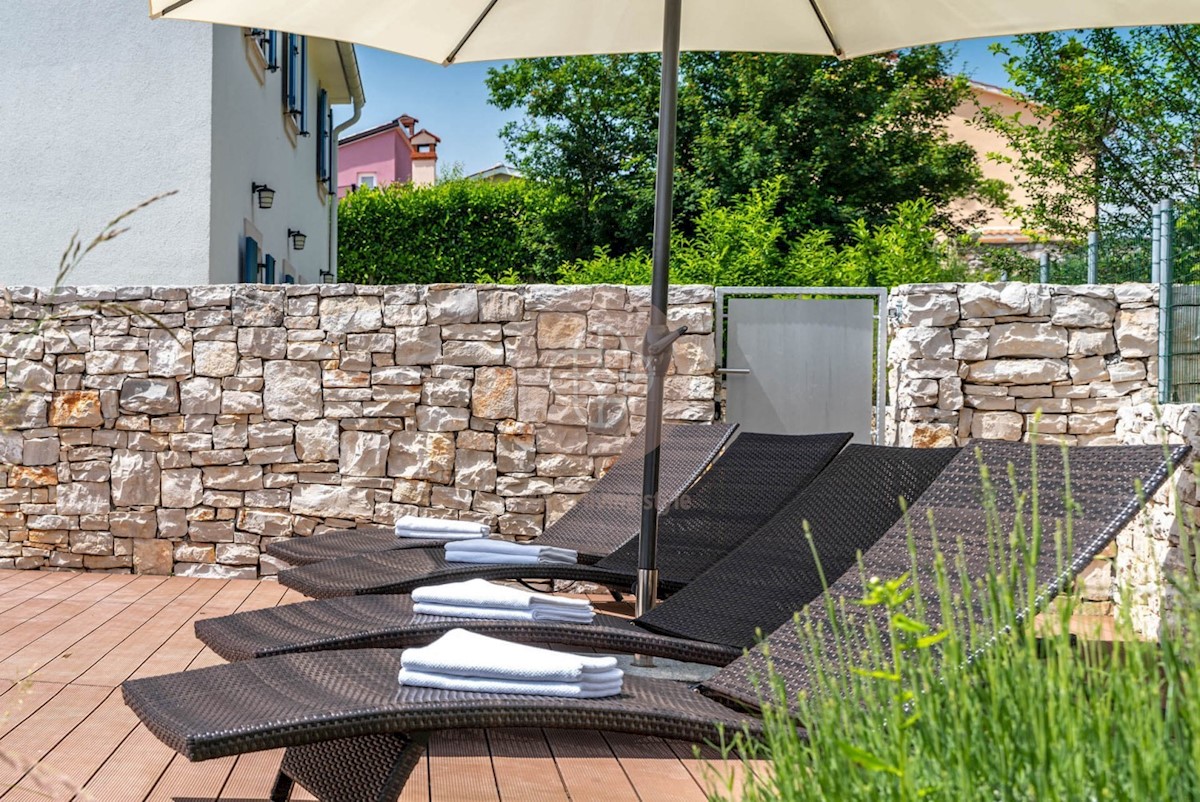 Attraente villa elegante con piscina riscaldata circondata dalla natura