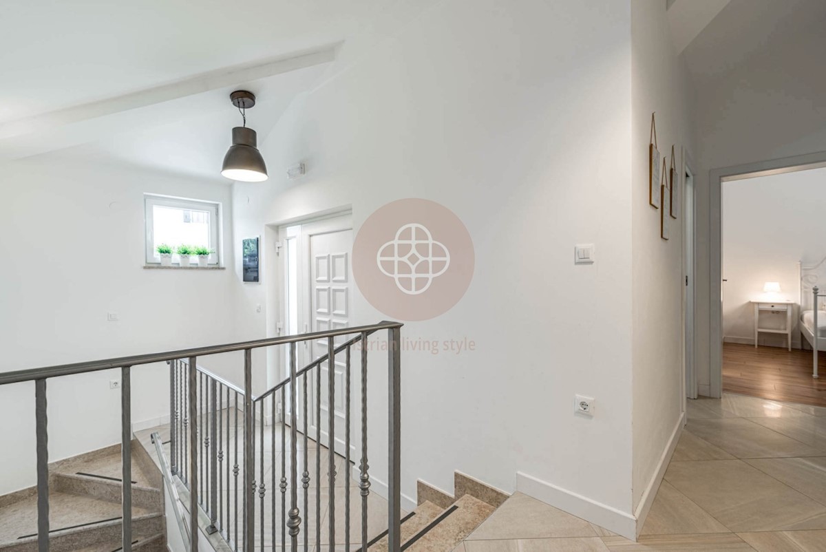 Attraente villa elegante con piscina riscaldata circondata dalla natura