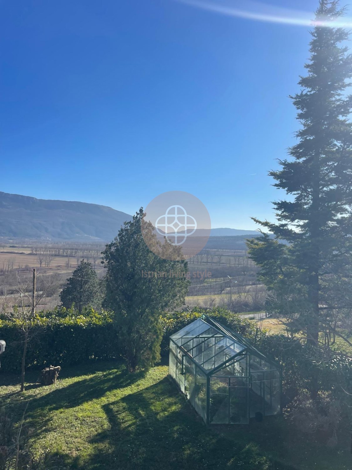 Casa residenziale con 2 unità abitative e ulteriore terreno edificabile in posizione soleggiata