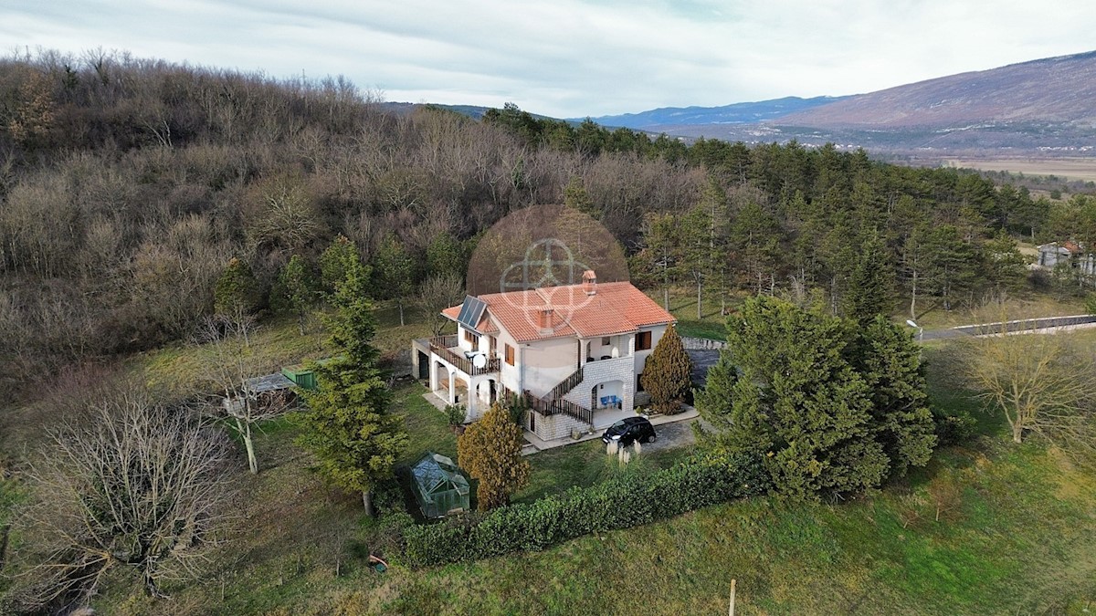 Casa residenziale con 2 unità abitative e ulteriore terreno edificabile in posizione soleggiata