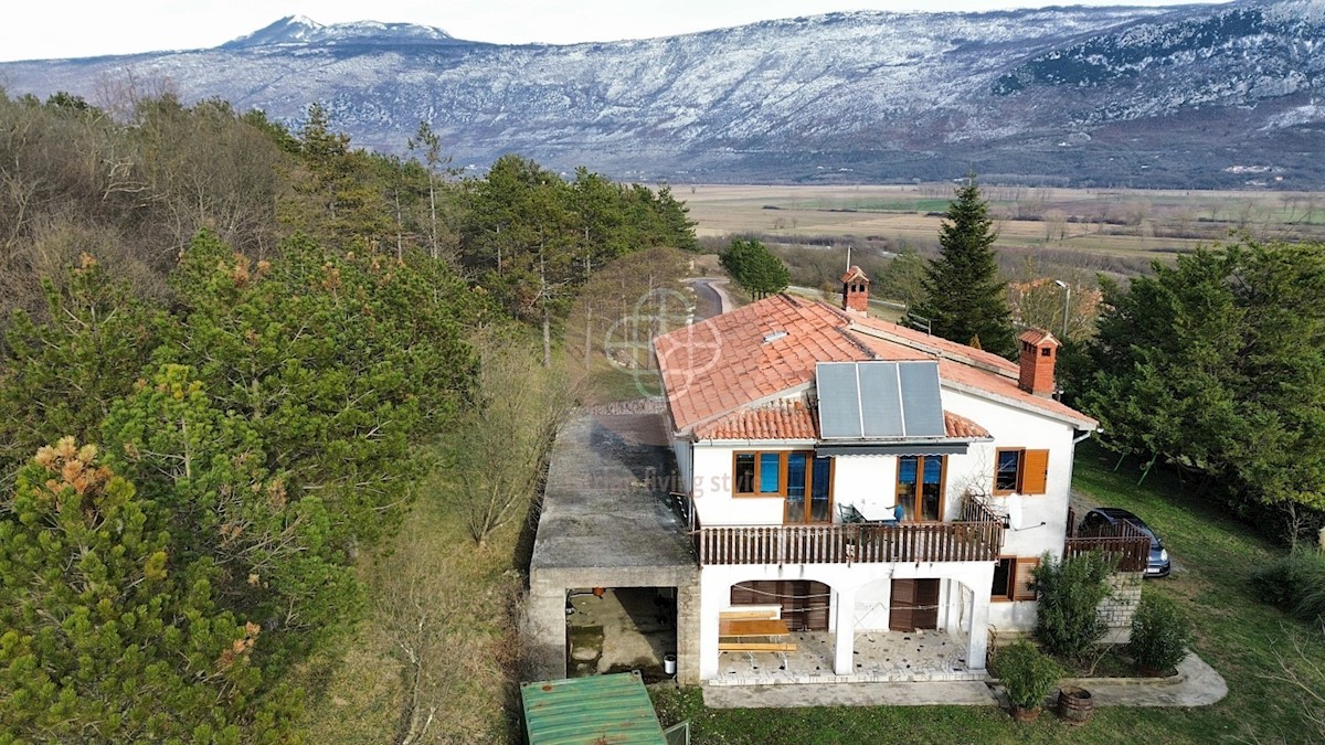 Casa residenziale con 2 unità abitative e ulteriore terreno edificabile in posizione soleggiata