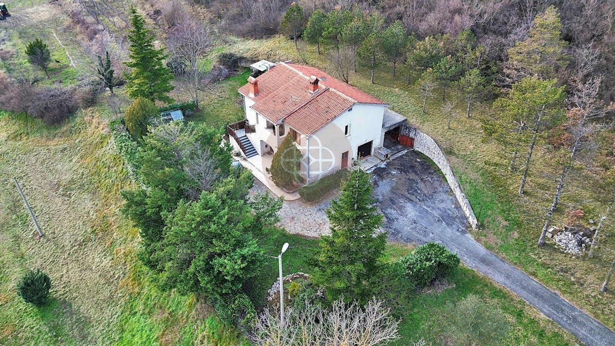 Casa residenziale con 2 unità abitative e ulteriore terreno edificabile in posizione soleggiata