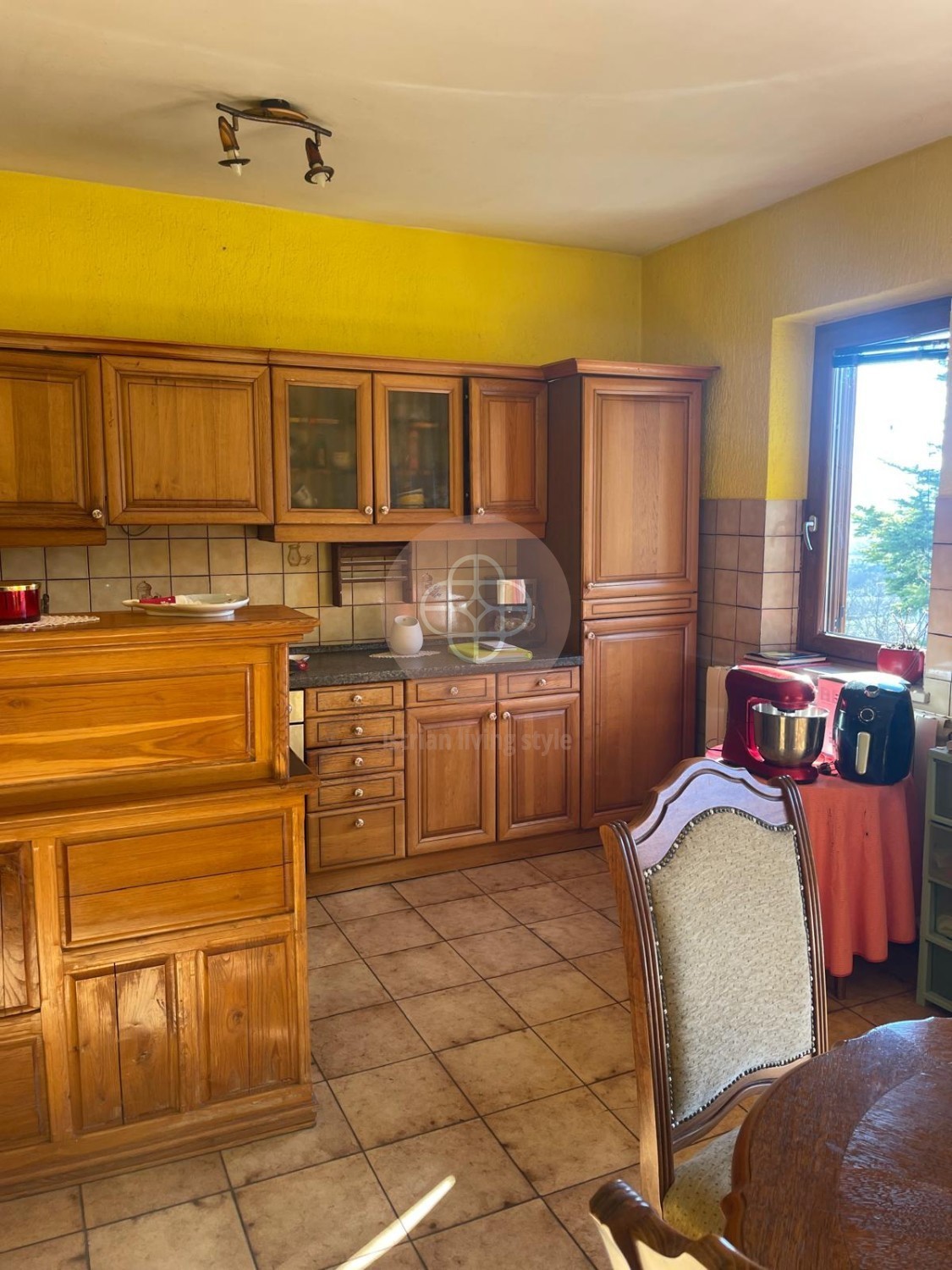 Casa residenziale con 2 unità abitative e ulteriore terreno edificabile in posizione soleggiata