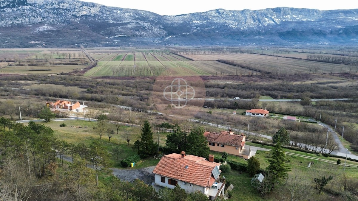 Casa residenziale con 2 unità abitative e ulteriore terreno edificabile in posizione soleggiata