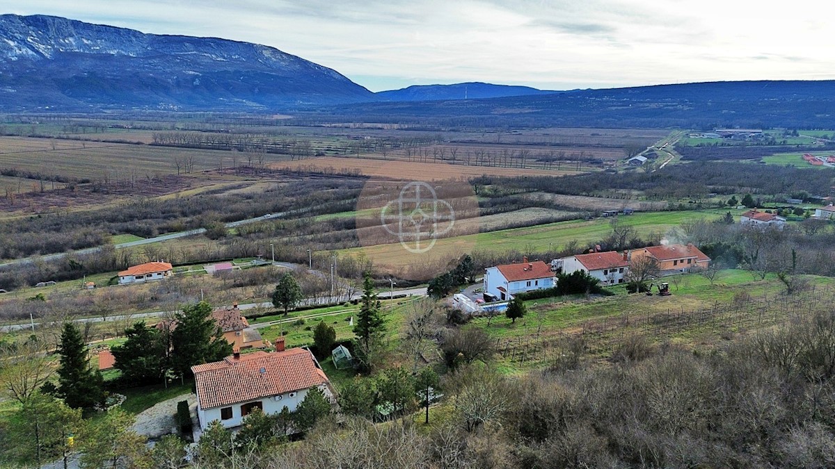 Casa residenziale con 2 unità abitative e ulteriore terreno edificabile in posizione soleggiata