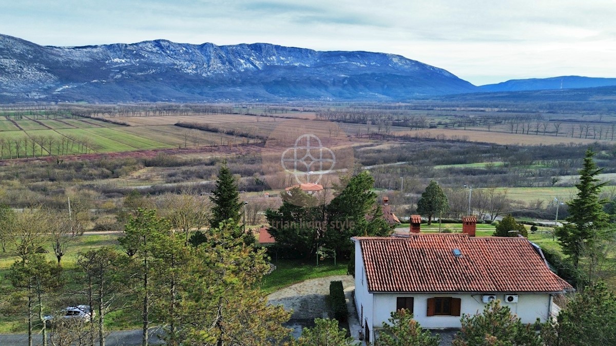 Casa residenziale con 2 unità abitative e ulteriore terreno edificabile in posizione soleggiata