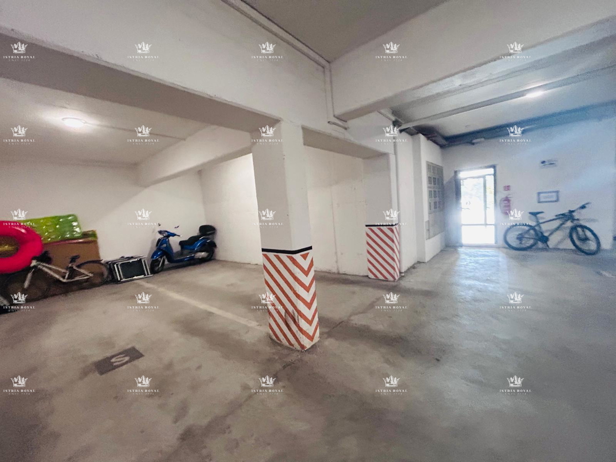 Istria, Pola, Pješčana Uvala, vendita di appartamento su due piani con garage, prima fila sul mare.
