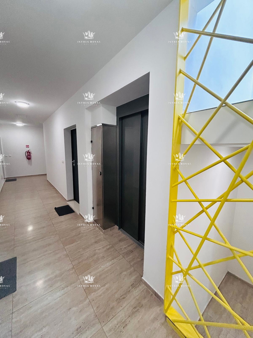 Istria, Pola, Pješčana Uvala, vendita di appartamento su due piani con garage, prima fila sul mare.
