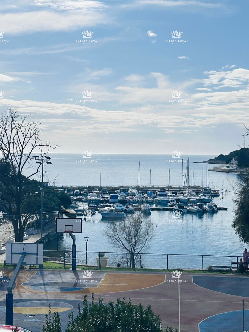 Istria, Pola, Pješčana Uvala, vendita di appartamento su due piani con garage, prima fila sul mare.