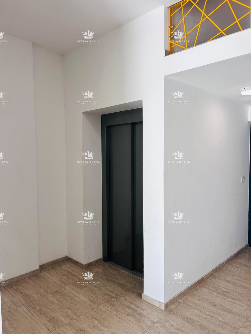 Istria, Pola, Pješčana Uvala, vendita di appartamento su due piani con garage, prima fila sul mare.