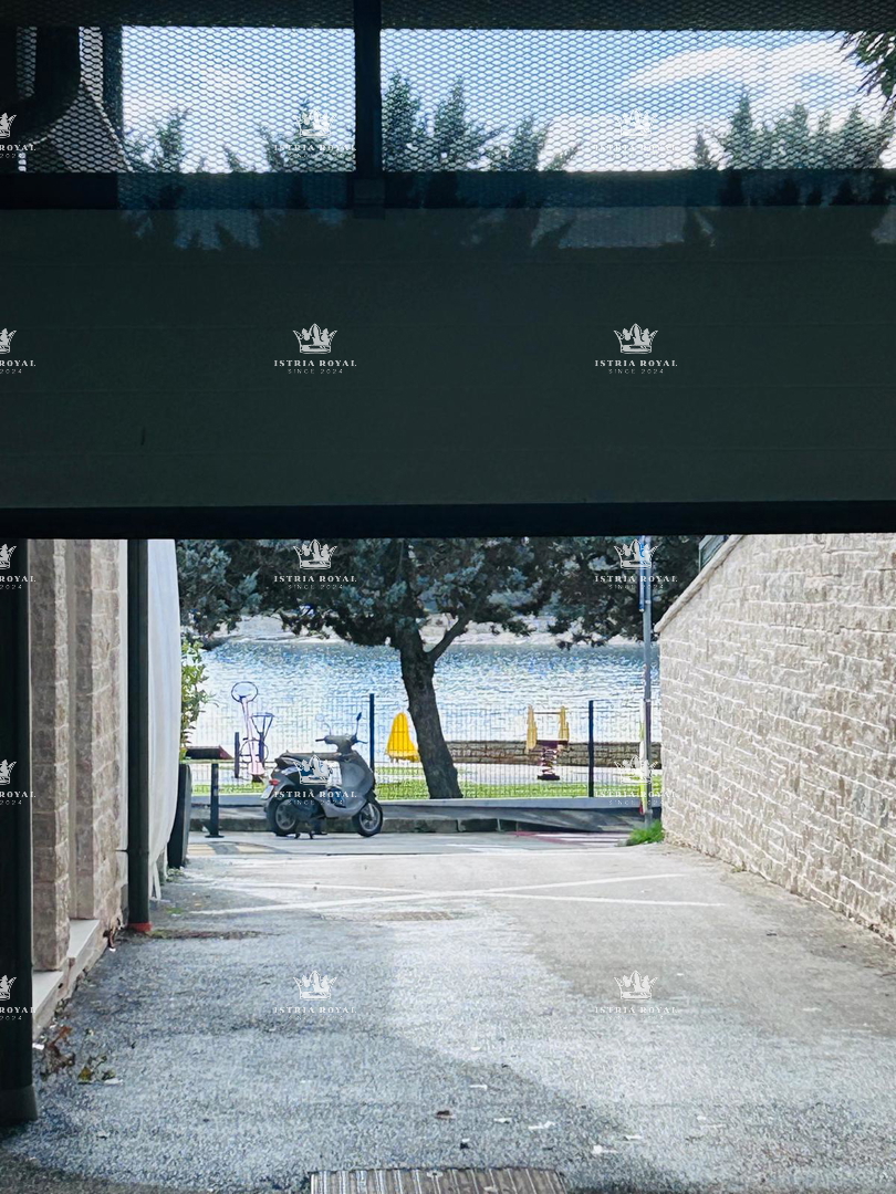 Istria, Pola, Pješčana Uvala, vendita di appartamento su due piani con garage, prima fila sul mare.