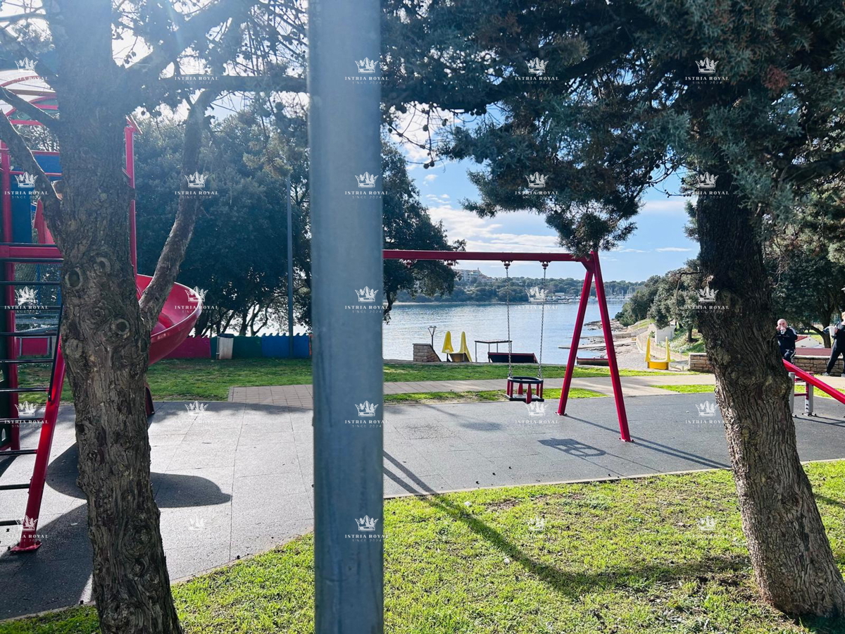 Istria, Pola, Pješčana Uvala, vendita di appartamento su due piani con garage, prima fila sul mare.