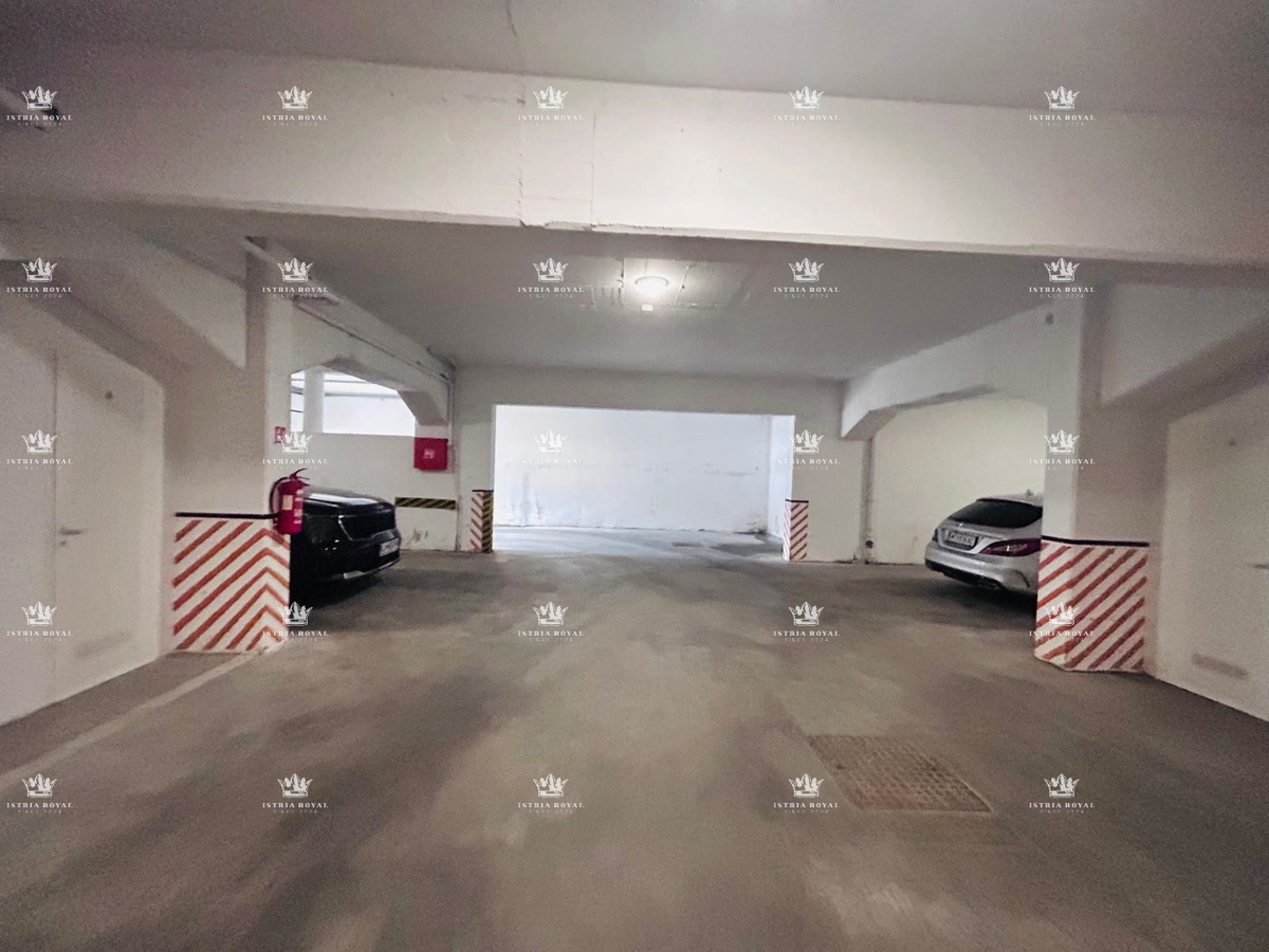 Istria, Pola, Pješčana Uvala, vendita di appartamento su due piani con garage, prima fila sul mare.