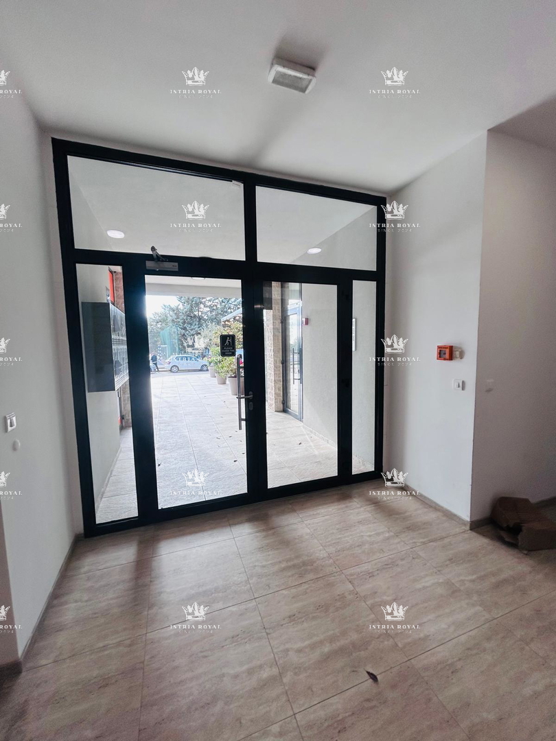 Istria, Pola, Pješčana Uvala, vendita di appartamento su due piani con garage, prima fila sul mare.