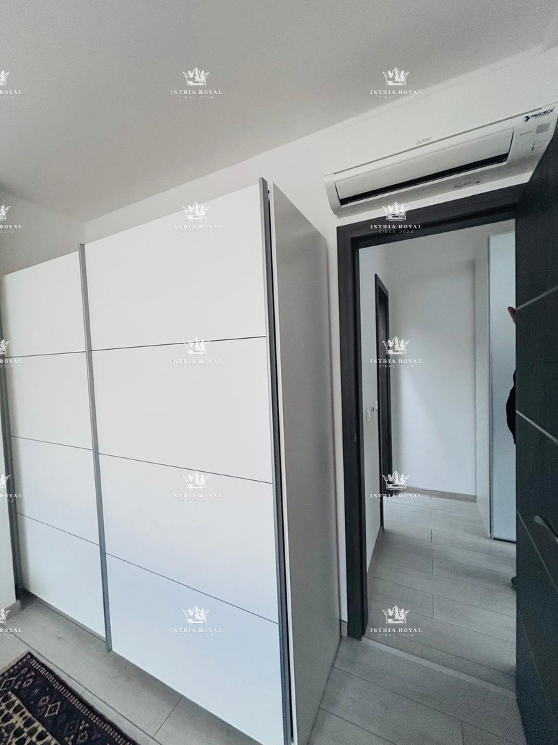 Istria, Pola, Pješčana Uvala, vendita di appartamento su due piani con garage, prima fila sul mare.