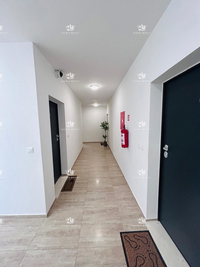 Istria, Pola, Pješčana Uvala, vendita di appartamento su due piani con garage, prima fila sul mare.