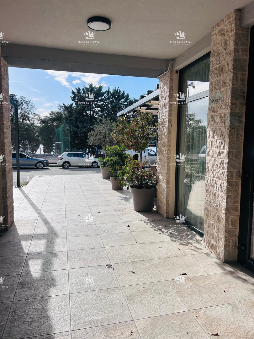 Istria, Pola, Pješčana Uvala, vendita di appartamento su due piani con garage, prima fila sul mare.