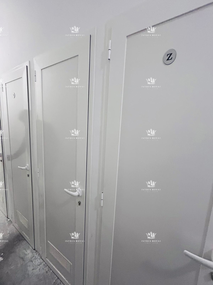 Istria, Pola, Pješčana Uvala, vendita di appartamento su due piani con garage, prima fila sul mare.