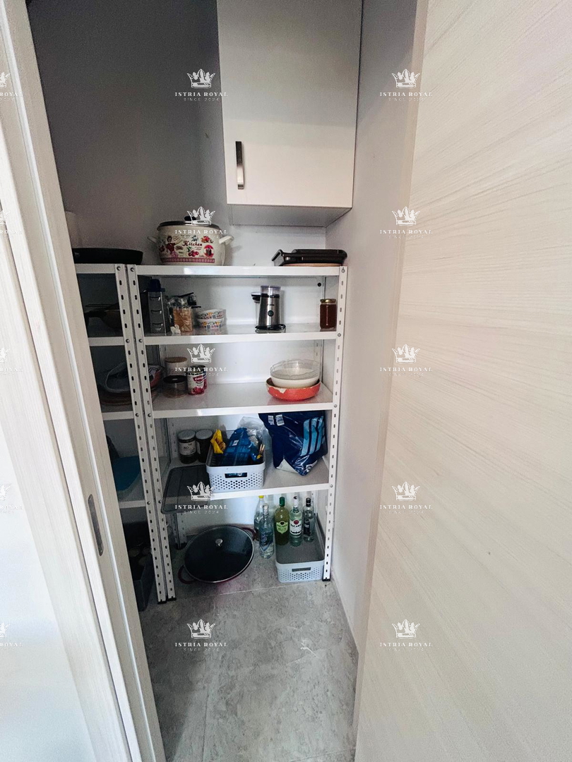 Istria, Pola, Pješčana Uvala, vendita di appartamento su due piani con garage, prima fila sul mare.