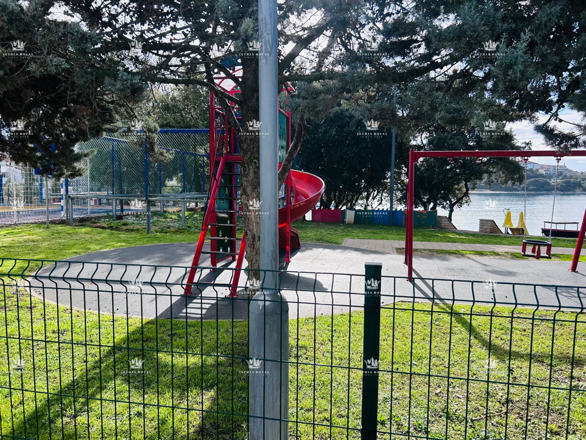 Istria, Pola, Pješčana Uvala, vendita di appartamento su due piani con garage, prima fila sul mare.
