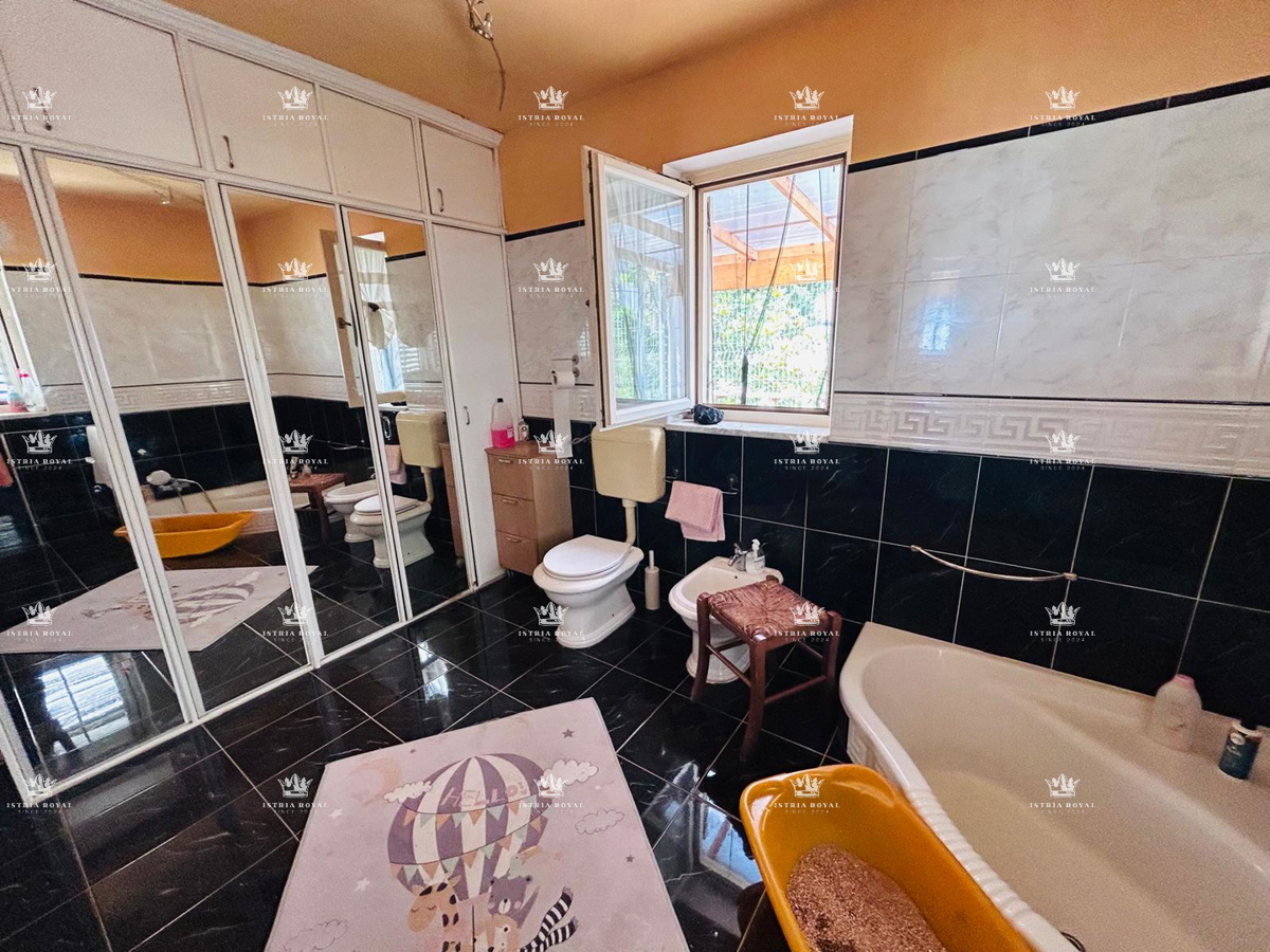 ISTRIA, UMAG-PUNTA: Casa di 193m², Giardino 488m², 150m dal Mare – Ottima Posizione per Vacanze e Investimenti!