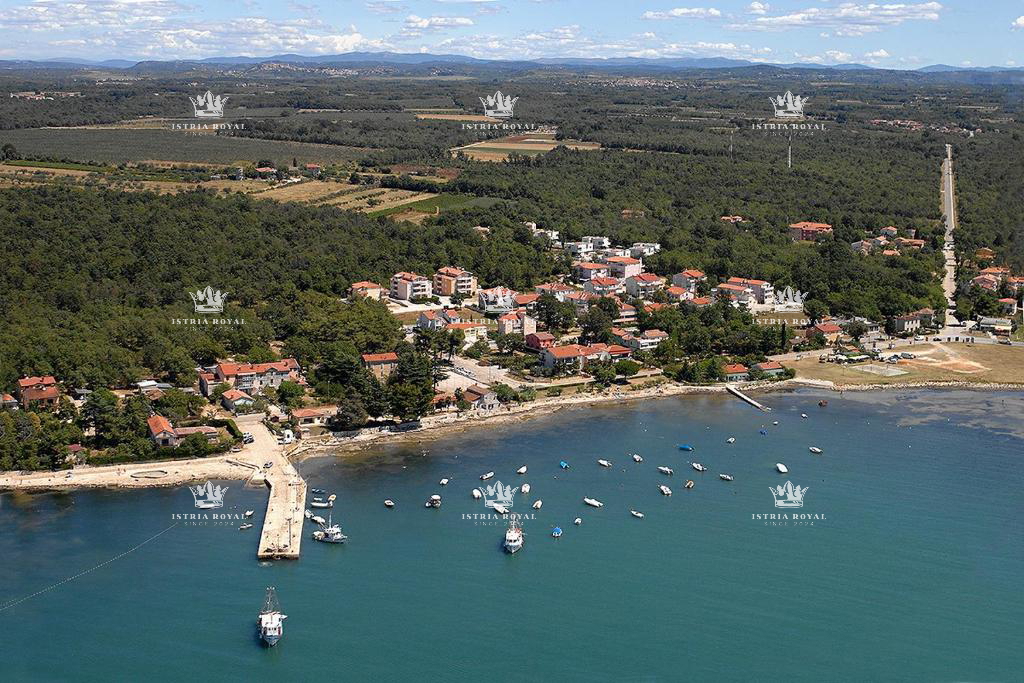 Novigrad, Karigador, vendita di terreno edificabile 7808m2, costruzione di appartamenti, ville per vacanze, 300m dal mare.
