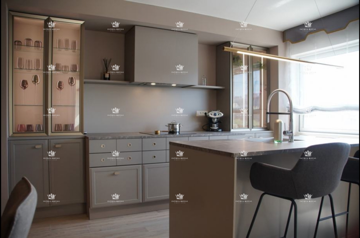 Istria, Rovigno, centro, vendita di un ampio e lussuoso appartamento, 145m2.