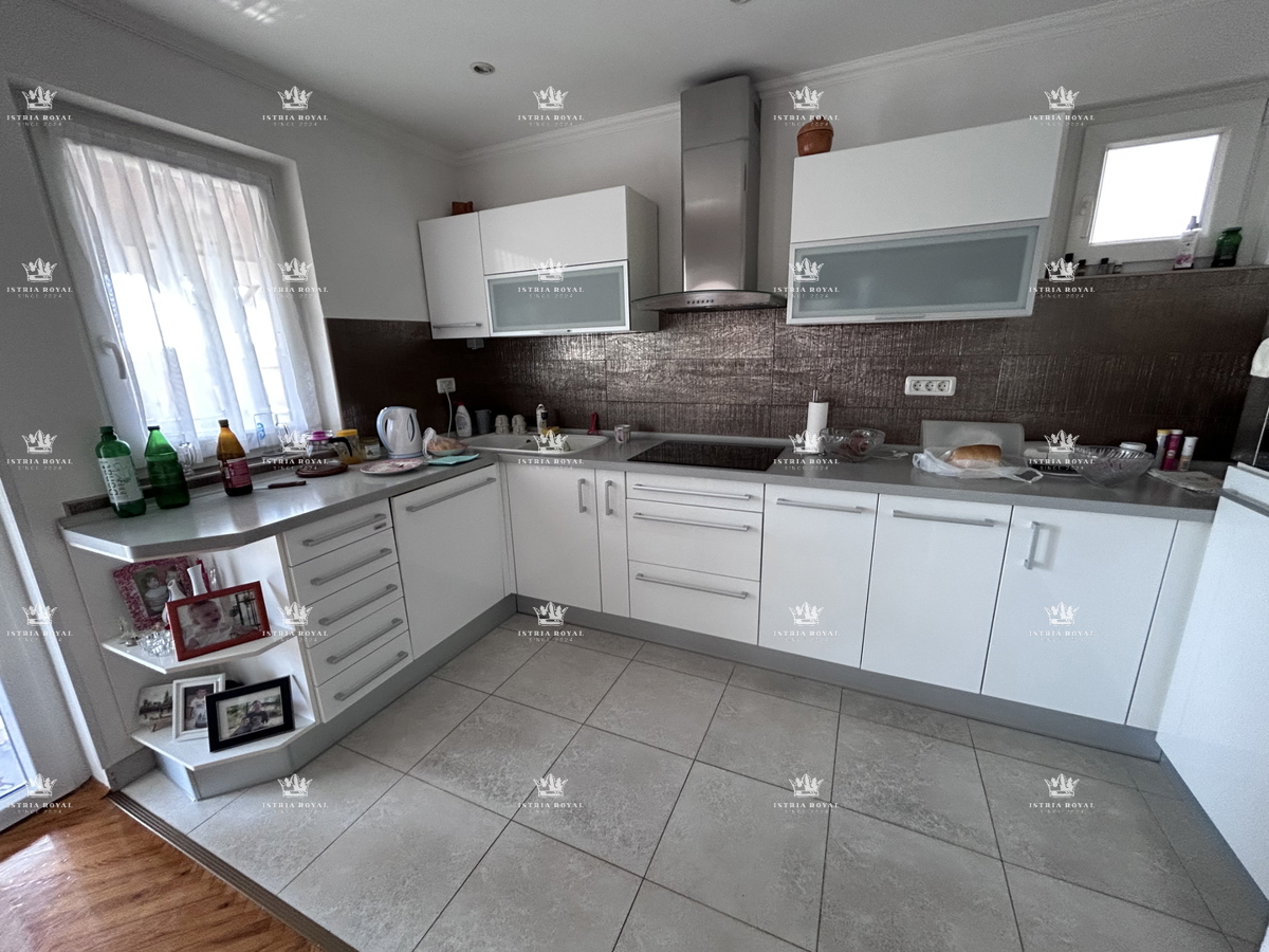 Istria, Novigrad, casa indipendente abitabile con 4 appartamenti, 330 m2, terreno di 600 m2, in vendita