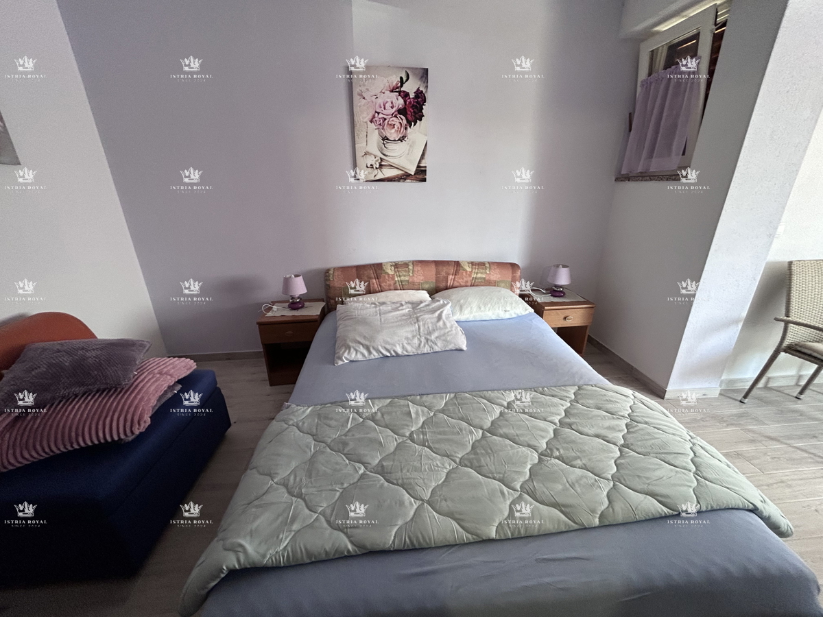 Istria, Novigrad, casa indipendente abitabile con 4 appartamenti, 330 m2, terreno di 600 m2, in vendita