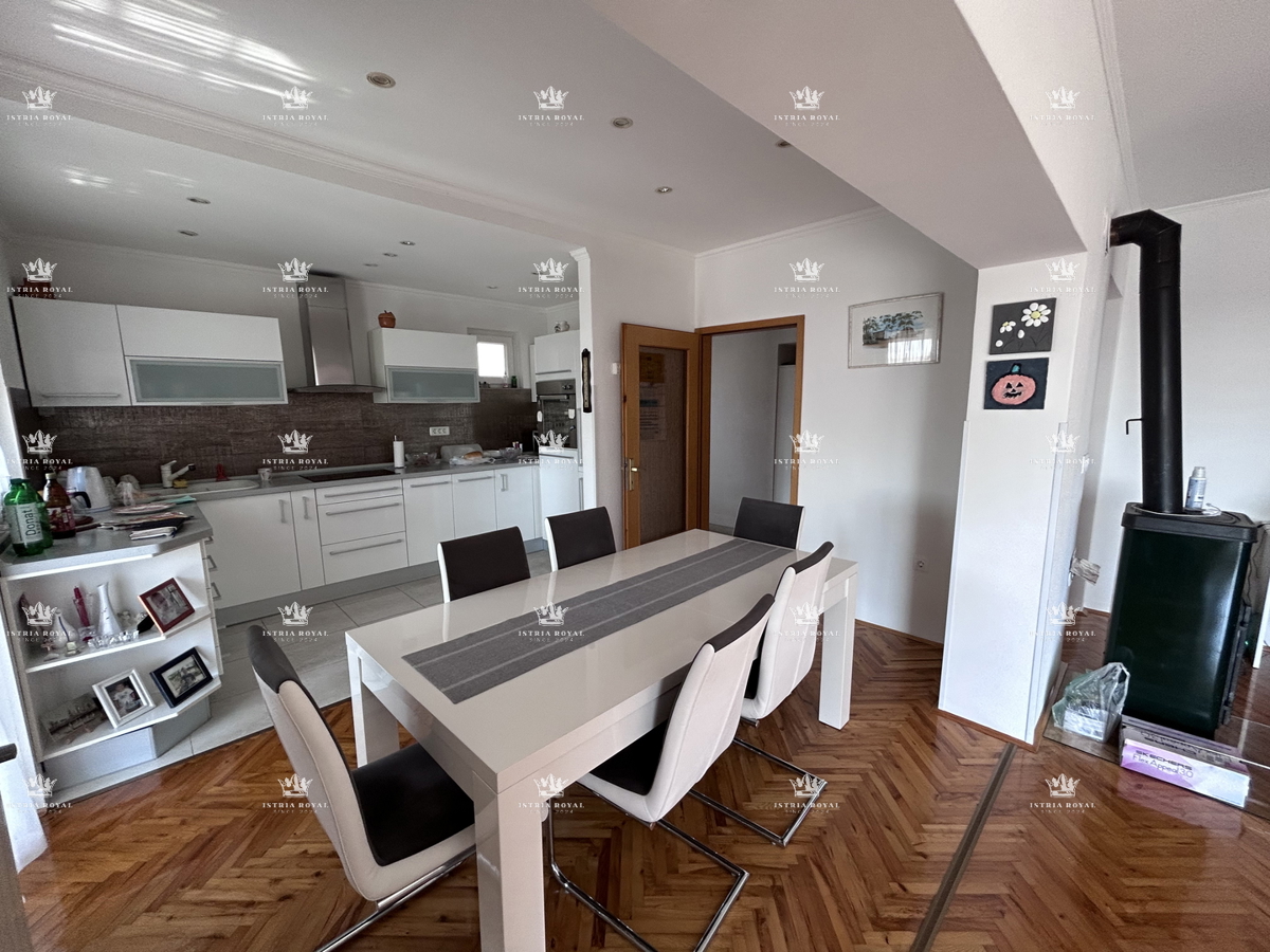 Istria, Novigrad, casa indipendente abitabile con 4 appartamenti, 330 m2, terreno di 600 m2, in vendita