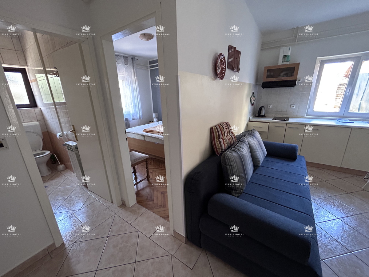 Istria, Novigrad, casa indipendente abitabile con 4 appartamenti, 330 m2, terreno di 600 m2, in vendita