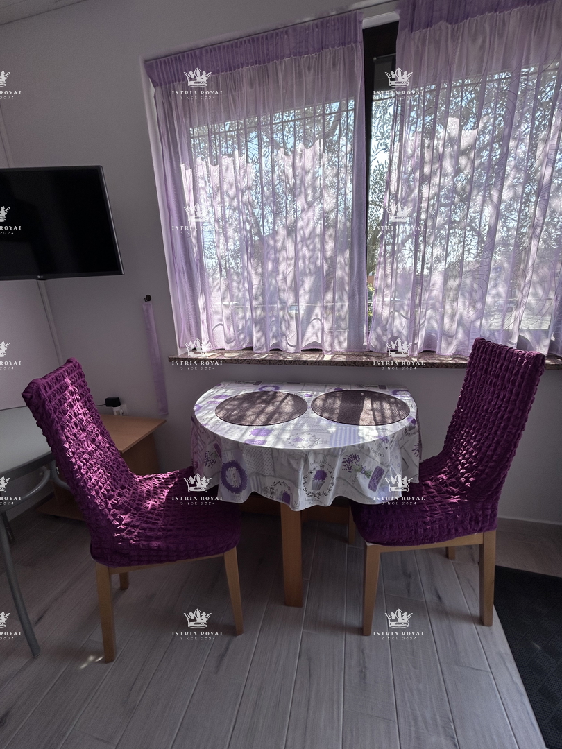 Istria, Novigrad, casa indipendente abitabile con 4 appartamenti, 330 m2, terreno di 600 m2, in vendita