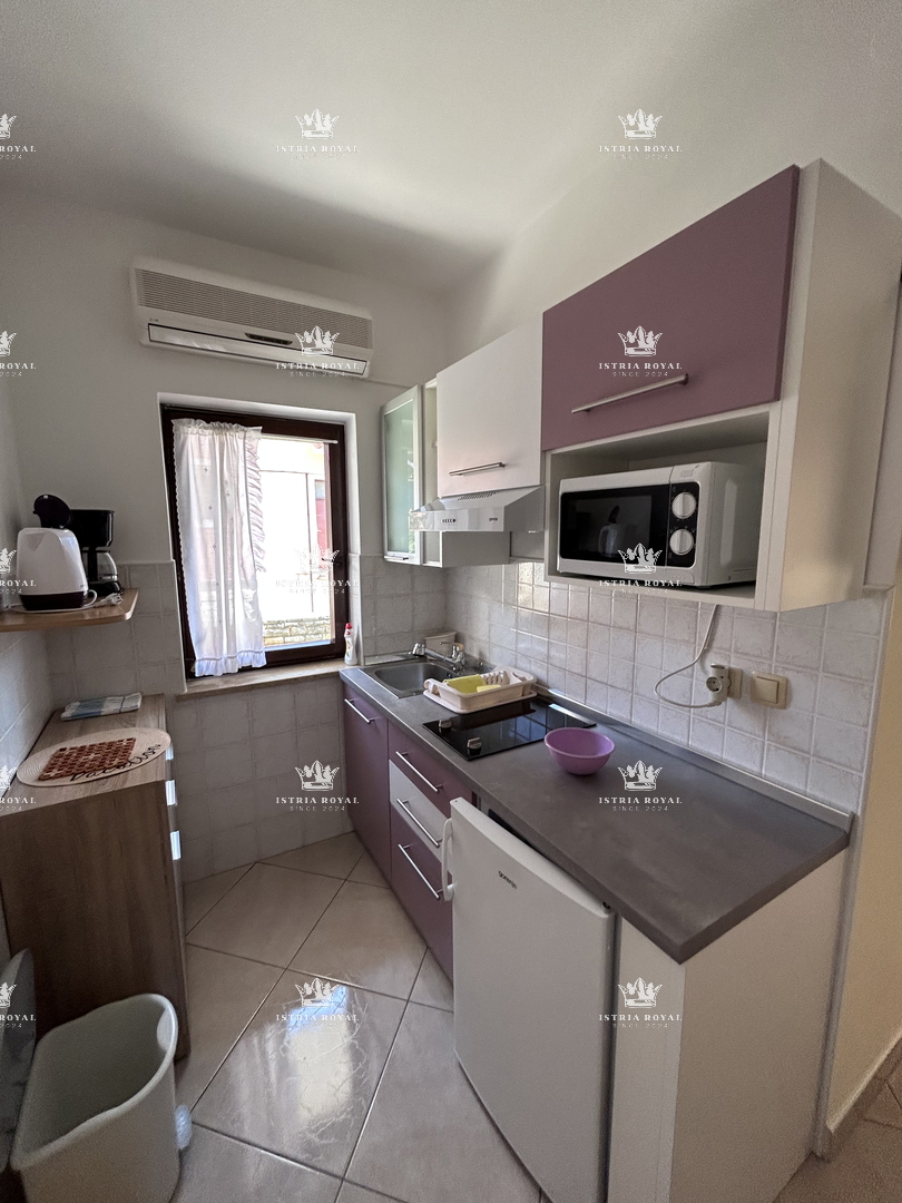 Istria, Novigrad, casa indipendente abitabile con 4 appartamenti, 330 m2, terreno di 600 m2, in vendita